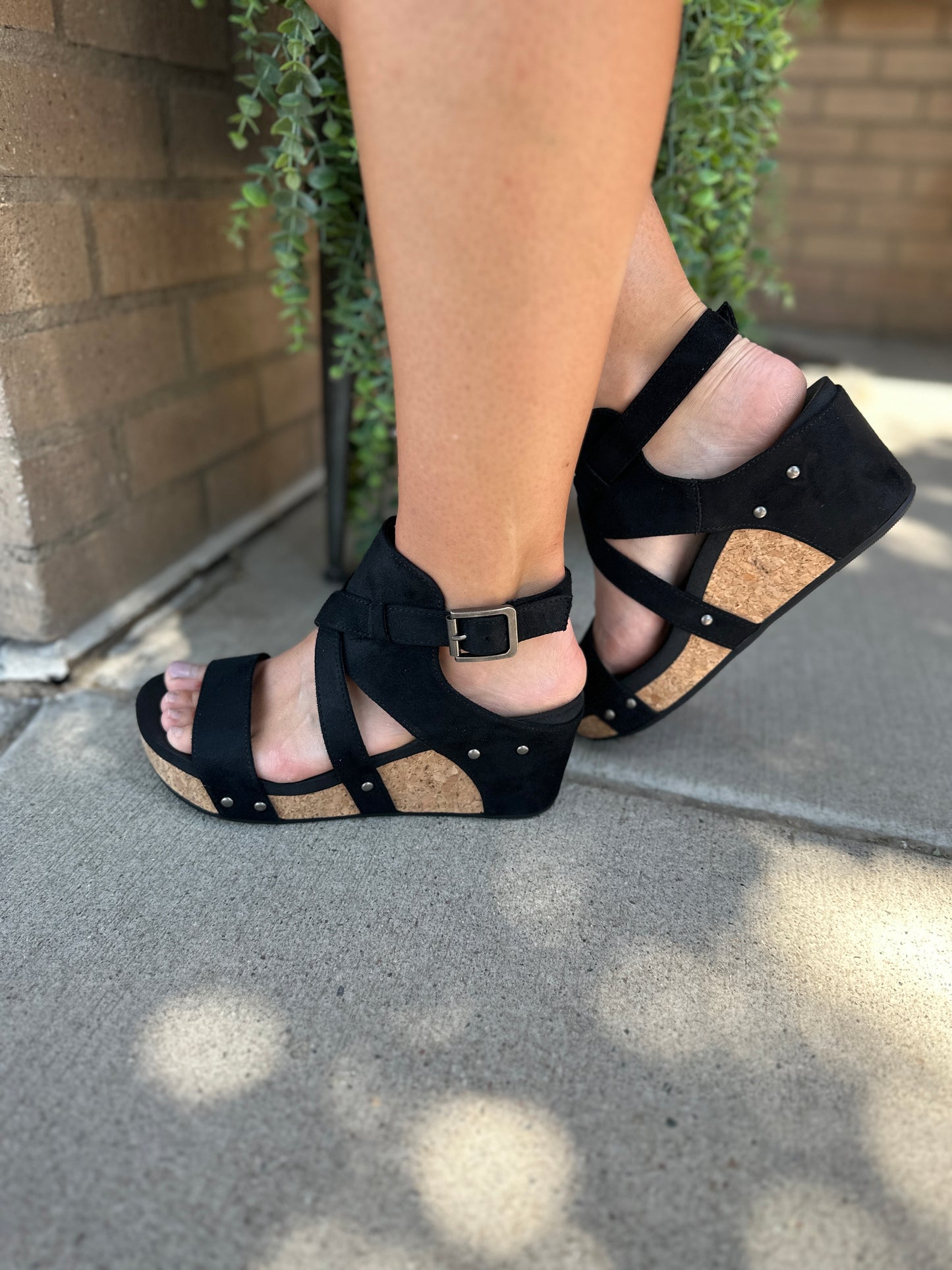 Black "Vector" Wedge