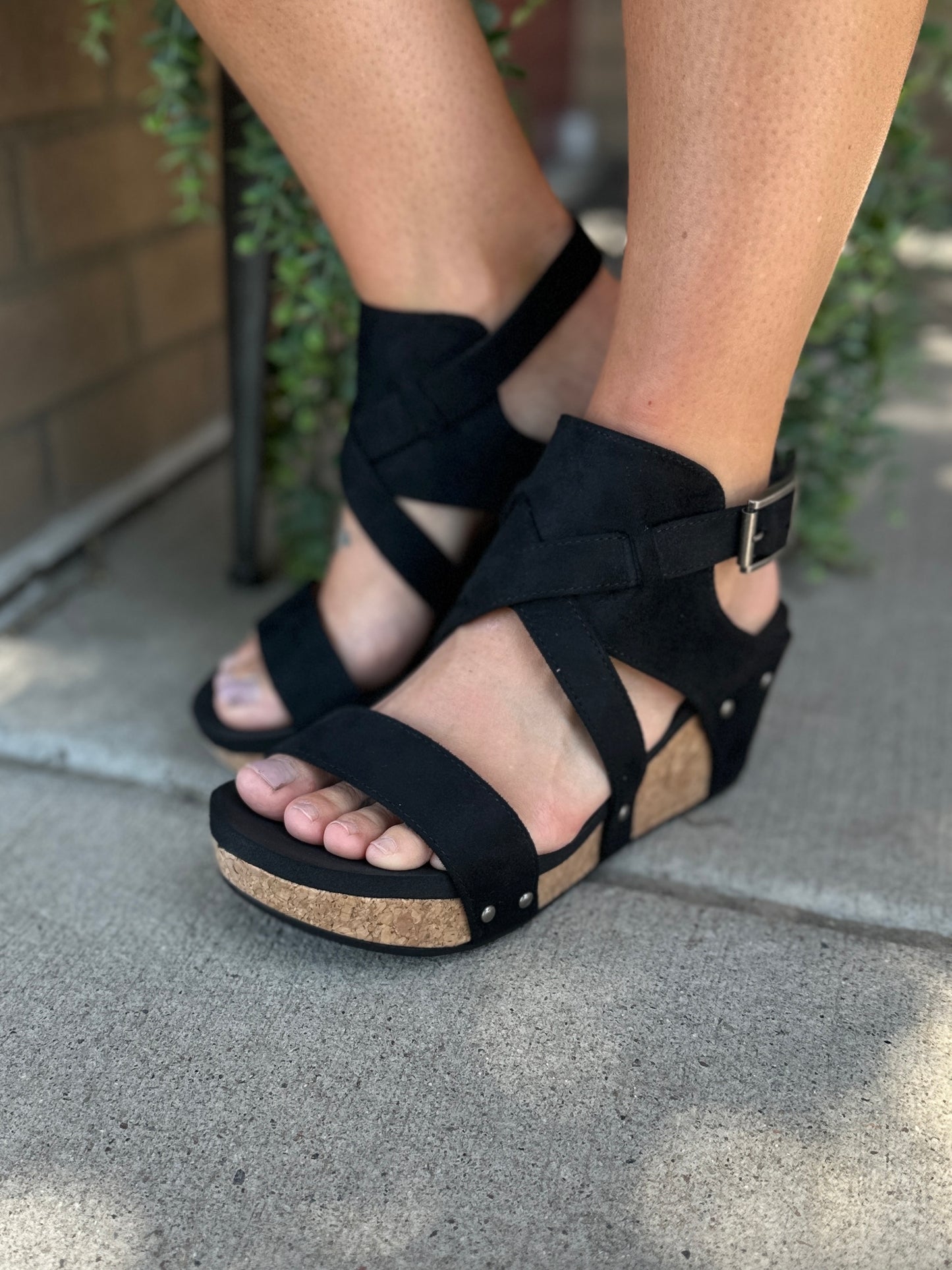 Black "Vector" Wedge