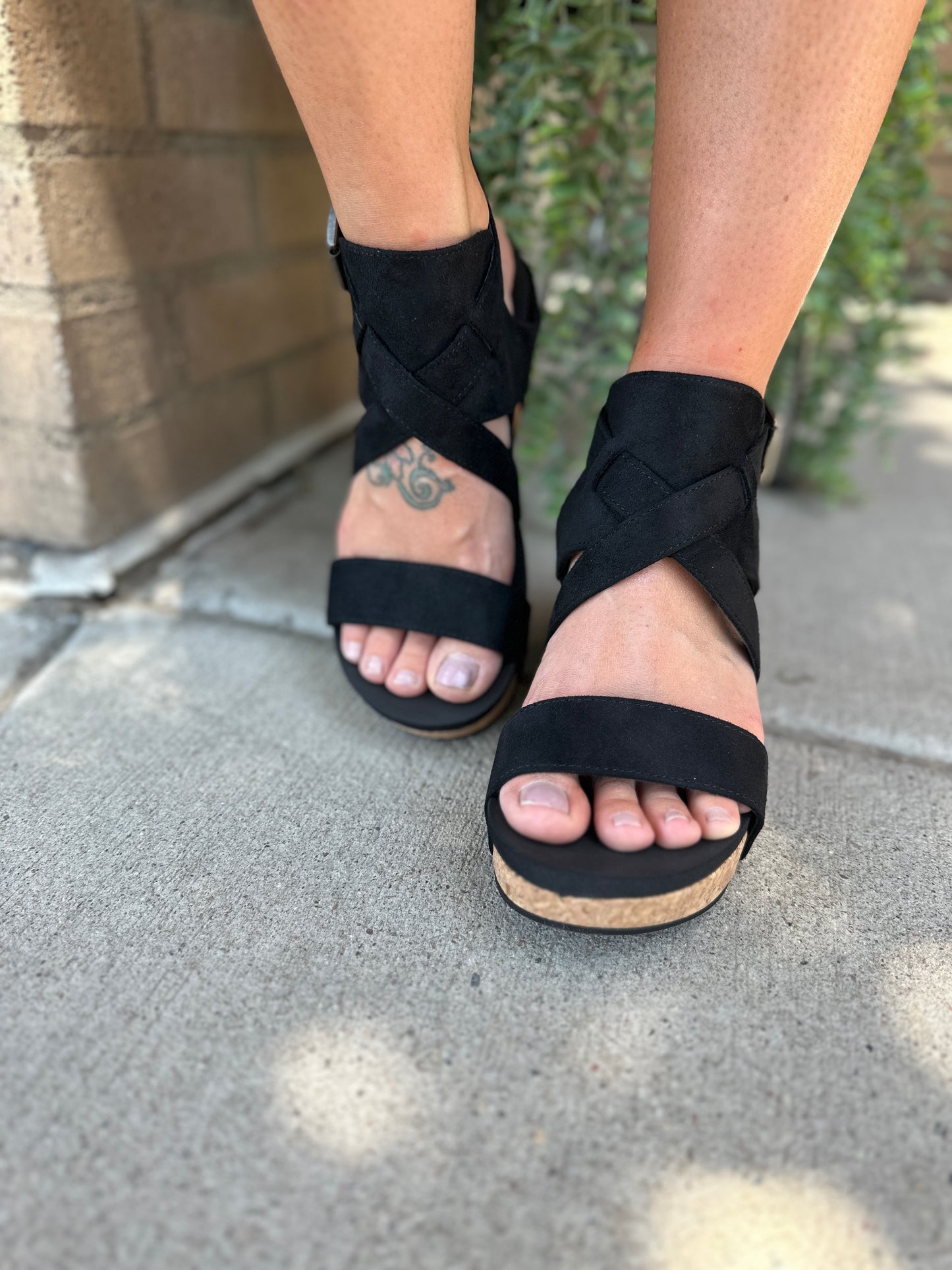 Black "Vector" Wedge