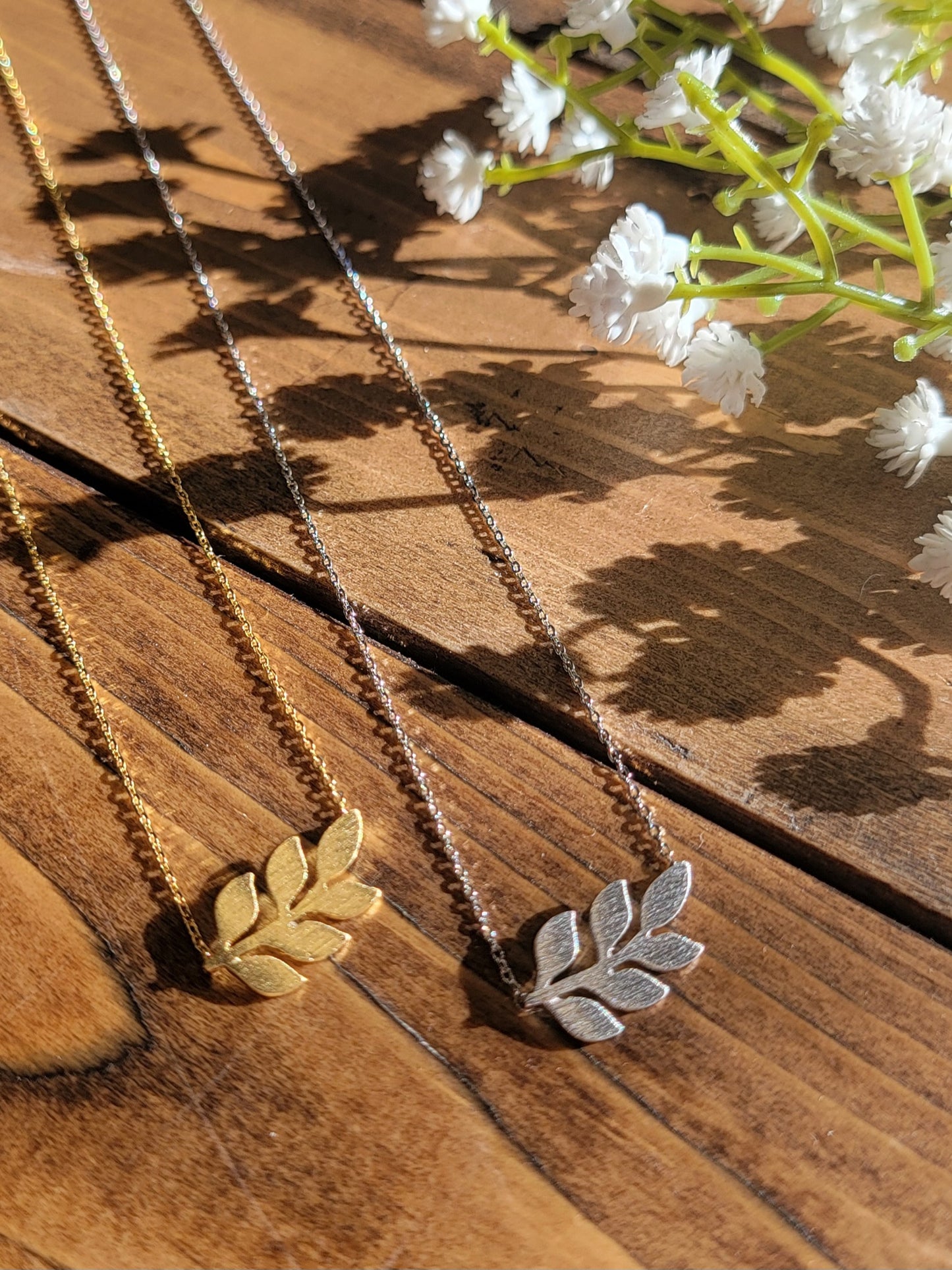 Dainty Leaf Pendant Necklace