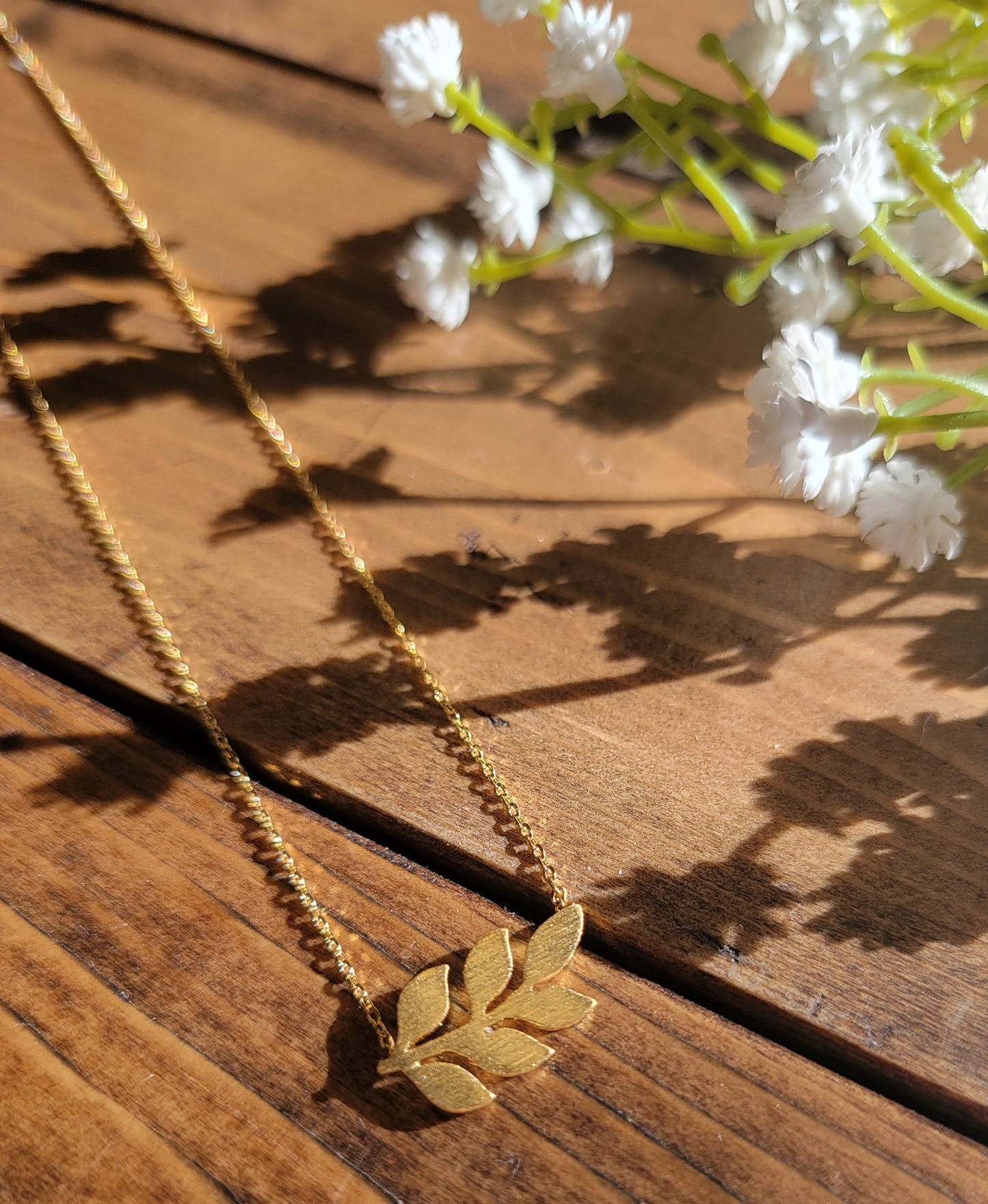 Dainty Leaf Pendant Necklace