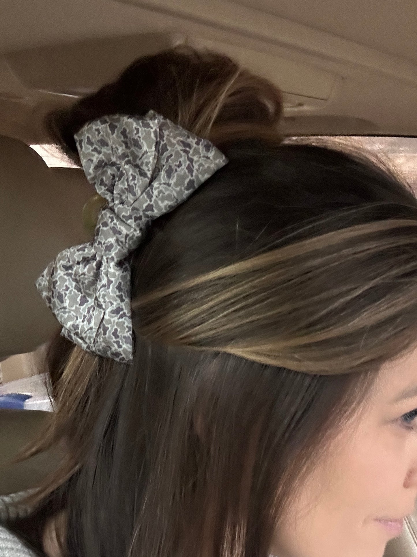 Big Mood Bow Clip