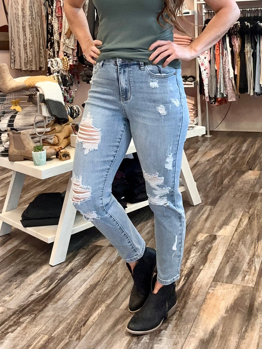 Destroyed "Amelia" Boyfriend Jeans